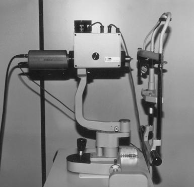 Introdução 22 Jurkunas e Colby (2005) realizaram análise critica sobre os vários modelos de microscópios especulares disponíveis no mercado e concluíram que os melhores equipamentos são os