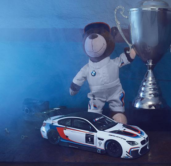 Branco 80 93 2 413 198 EUR 150,00 Porta-chaves BMW Motorsport com urso de peluche. Urso vestido com fato de corrida no design BMW Motorsport. Inclui mosquetão. Material: poliéster.