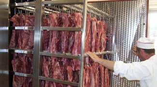 Se pueden procesar: carne, embutidos, quesos, verduras o pescado en las diferentes etapas de procesamiento.