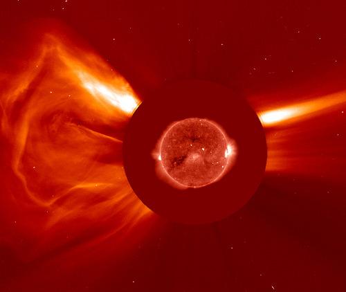 O Ciclo Solar Quando uma Proeminência solar se torna instável, pode ocorrer a ejeição de massa coronal, fenômeno similar a uma erupção solar, mas em maior escala, levando uma