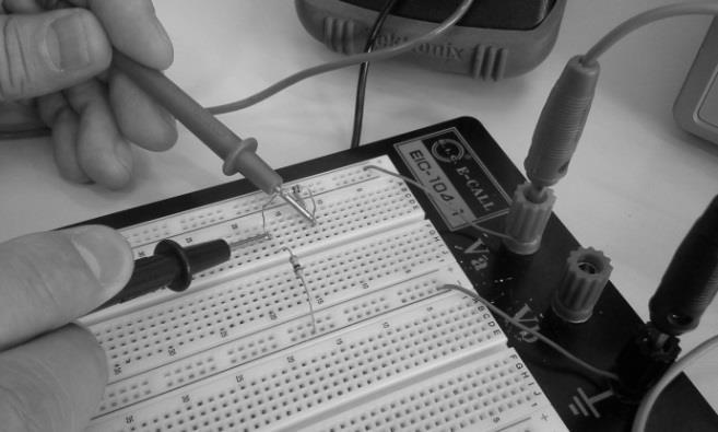 Figura 1: Esquema elétrico do circuito divisor resistivo. Monte o circuito da Figura 1 num protoboard (ver Anexo 3). Adote V = 12 V.