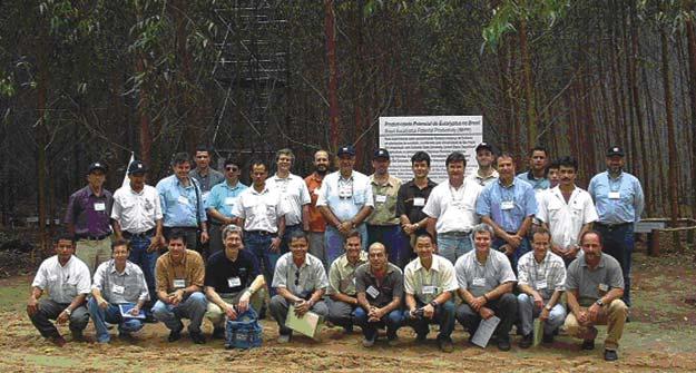 10 - Janeiro/Fevereiro/Março de 2003 IPEF - Instituto de Pesquisas e Estudos Florestais Projeto de Pesquisa Rede experimental BEPP realiza sua segunda reunião anual Professor Stape coordena trabalhos