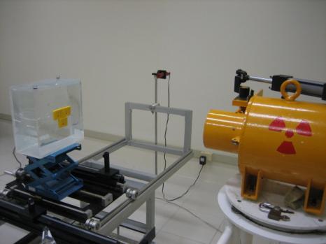 C. Santoro et al., Scientia Plena 9, 104101 (2013) 4 Figura 2: Arranjo experimental 1 usado para calibração dos dosímetros em feixes de radiação gama, com fantoma slab.