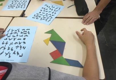 Reunimos os alunos em grupos, separamos e aplicamos o tangram para que cada um