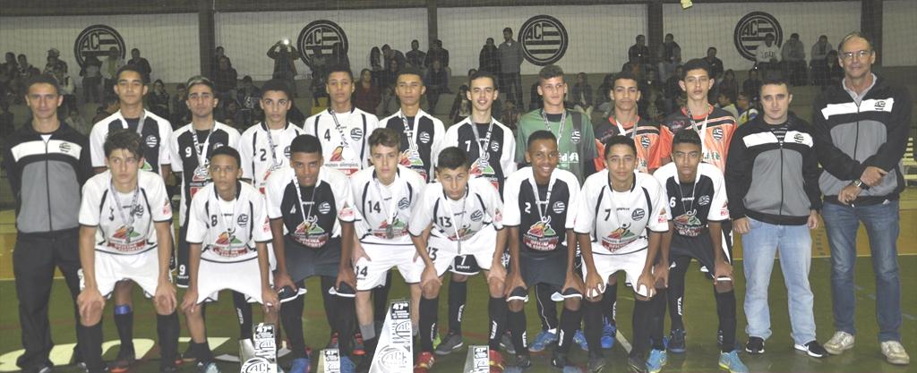 página F SUB-15 Cinco dos oito times somente empataram e tiveram derrotas Campeão Athletic A (preto com mangas