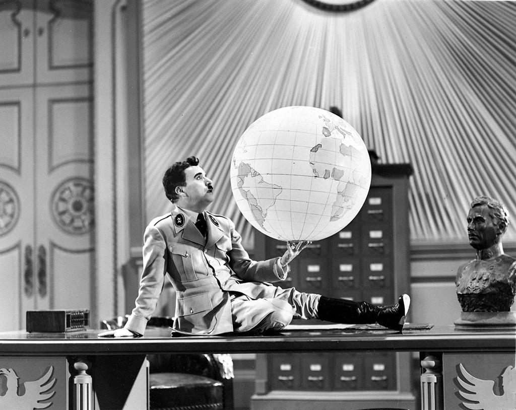 Imagem anterior: Cartaz de divulgação do 12.º Concurso de Vídeo Escolar, ESEQ. Em cima: Fotograma de O Grande Ditador (1940), Charlie Chaplin.