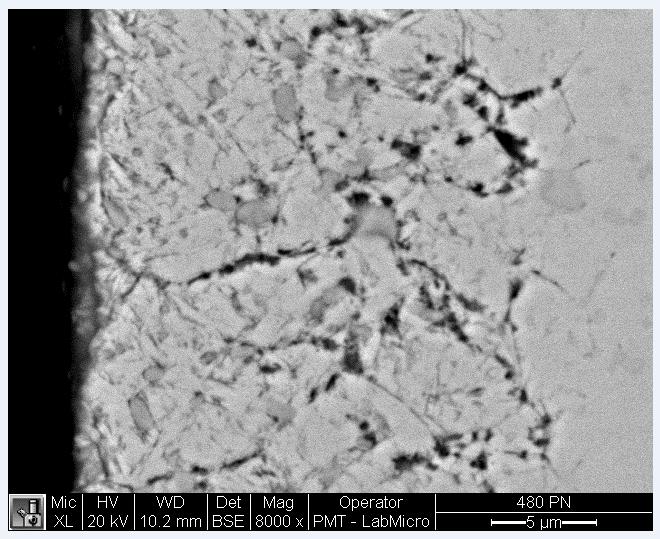 Figura 4 Microscopia Eletrônica de Varredura do AISI 440B nitretado conforme condições preestabelecidas. Aumento: 8000x. Ataque: Nital 2% por 2 minutos.