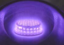 1 (a) e (b) é mostrado o aspecto visual do plasma formado sobre o dispositivo, onde se pode observar a intensificação luminosa do plasma em cada furo da gaiola, quando a pressão de trabalho atinge um