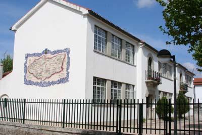 Biblioteca; - Refeitório; - Ginásio; - Sala polivalente - Sala de professores; - Campo de jogos.