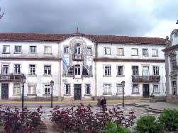 que a respectiva Direcção venha a entender. Transferência da titularidade do Edifício do Colégio para o Município.