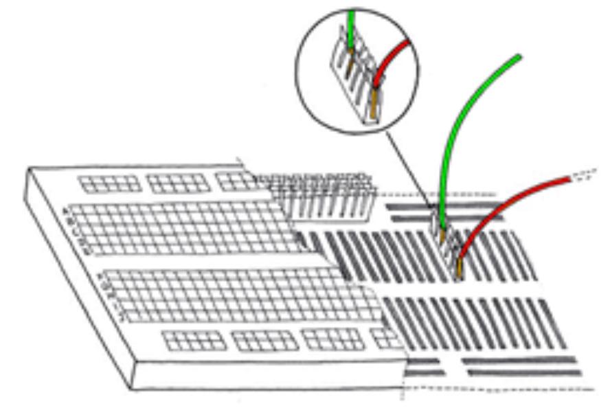 Por exemplo, a primeira linha horizontal superior tem todos os furos dessa linha interligados eletricamente, mas não estão interligados com os furos da linha horizontal abaixo dela.