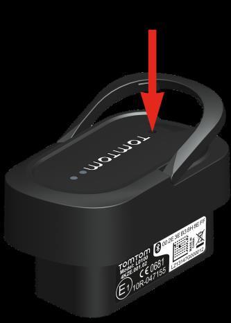 2. Prima o botão Reset com um objeto pontiagudo enquanto está ligado ao conetor OBD-II durante cerca de cinco segundos até ambos os LED ficarem intermitentes e alternarem rapidamente.