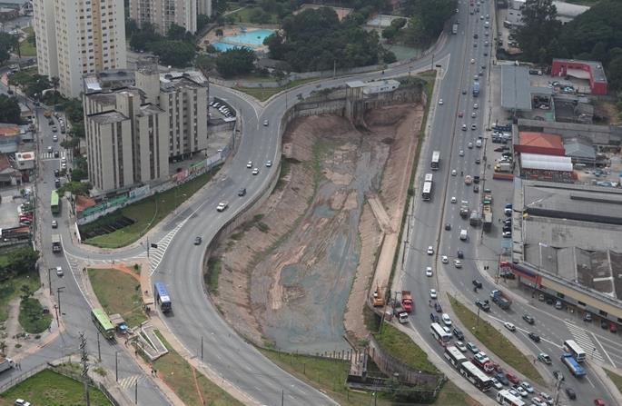 PORÉM ESSE TIPO DE INTERVENÇÃO, SE ADOTADA ISOLADAMENTE, TRANSFERE AS CHEIAS PARA JUSANTE.