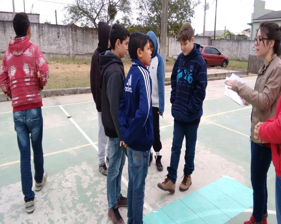 As atividades serão realizadas com as turmas de 6º ano. As turmas serão direcionadas separadamente, a quadra da escola, para efetuar o jogo do tabuleiro. A turma será divida em dois grupos.