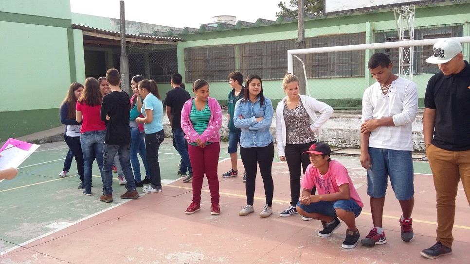 PROCEDIMENTOS METODOLÓGICOS A atividade será realizada com a turma 81 (8º ano). A intervenção será em torno de um tabuleiro feito de TNT com números de papel.