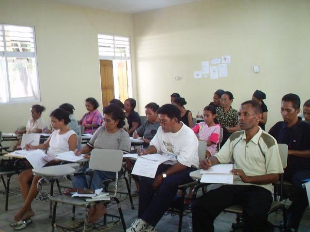 Figura 4: Professores timorenses em aula de reforço 3.3 Projeto de Xadrez Outra atividade desenvolvida dentro da área temática de Matemática e Lógica foi o projeto de xadrez.