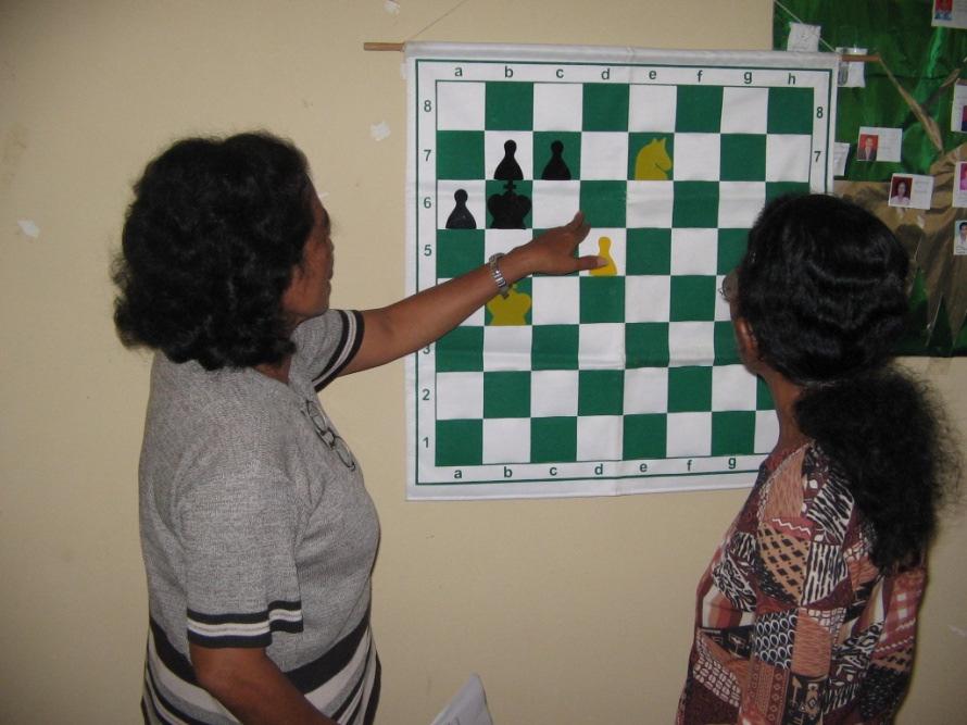 seja, os participantes mostraram a aprendizagem em jogo. Ao final do curso, foi realizado um mini campeonato com o intuito de incentivar o jogo de Xadrez por parte do professores do PROFEP- Timor.