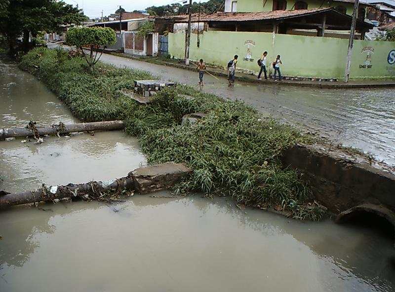 quantidade de resíduos sólidos no interior do canal ou em suas margens, além do lançamento de águas servidas provenientes de áreas residenciais, o que aumento o