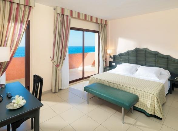 Junior Suites: quartos amplos com uma área de quarto, sala de estar independente com sofá-cama e terraço com vista para o mar e/ou para a piscina.