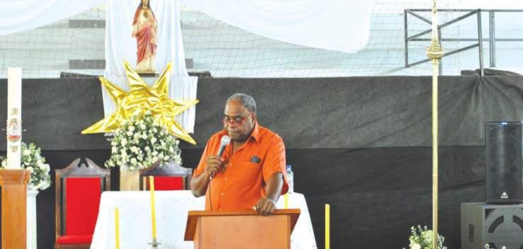 Após a pregação do fundador da Cantate, Candelária conduziu o momento de Adoração ao Santíssimo.