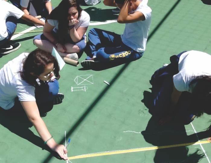 Os alunos dos 9º Anos, com o auxílio do Professor Vagner Antiqueira, construíram pirâmides usando os conceitos aprendidos nas aulas de Geometria/Desenho