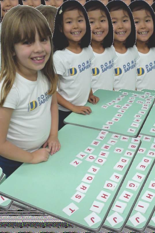 Sob o comando da professora, os alunos organizaram as letras móveis em ordem alfabética.