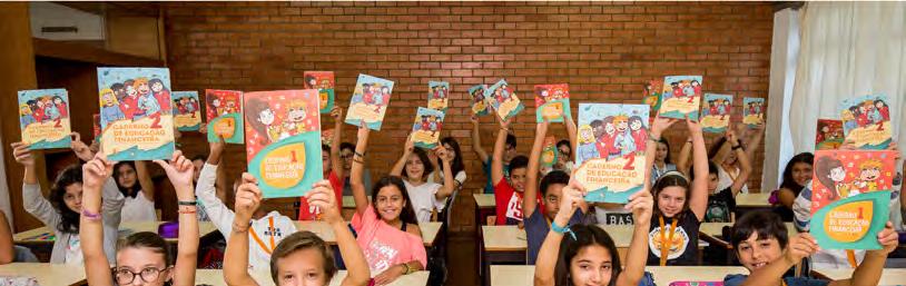 Entrega dos cadernos de educação financeira aos alunos do Agrupamento de Escolas de Fernando Pessoa. Figura IV.2.1 Cartaz da 6.ª edição do Concurso Todos Contam Em 2017 foi também lançada a 6.