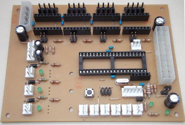 15 Conectores para 6 EndStops; LEDs para Standby e Ligado; LEDs para indicar funcionamento da Mesa Aquecida, Bico e Ventilador; Conector de programação ISP; 2 conectores I2C (uso geral);