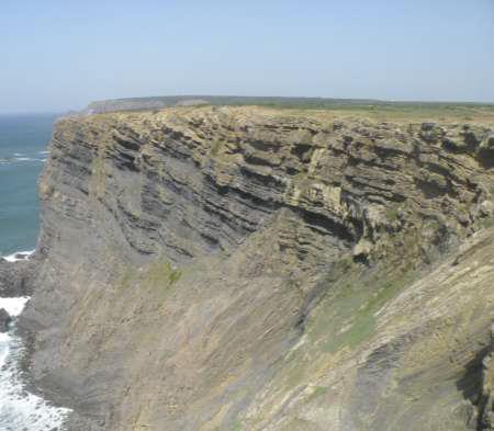 3.4.3 Principais rochas geradoras Na Bacia Lusitânica depositaram-se sedimentos, essencialmente, entre o Triásico e o final do Cretácico, embora a maioria dos sedimentos se tenha depositado, dentro
