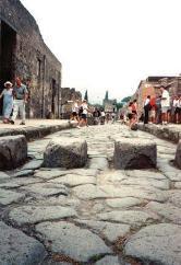 BREVE HISTÓRICO MUNDIAL As estradas romanas eram compostas de pedras assentadas sobre argamassa, sendo a