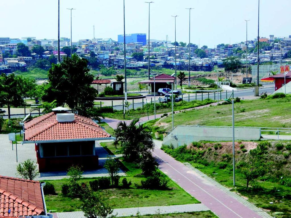 Parque linear em Manaus. Resultado de extenso programa de requalificação urbana do Programa Social e Ambiental dos Igarapés de Manaus (Prosamin). Manaus, AM, Brasil.