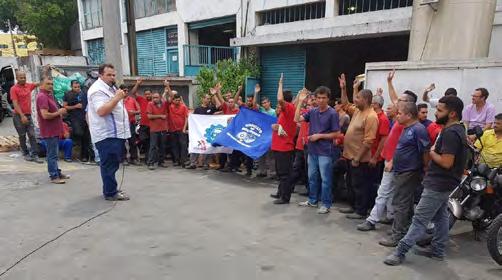 TECNOFLEX (zona sul) Trabalhadores paralisaram as atividades em protesto à proposta da empresa de pagar o 13º