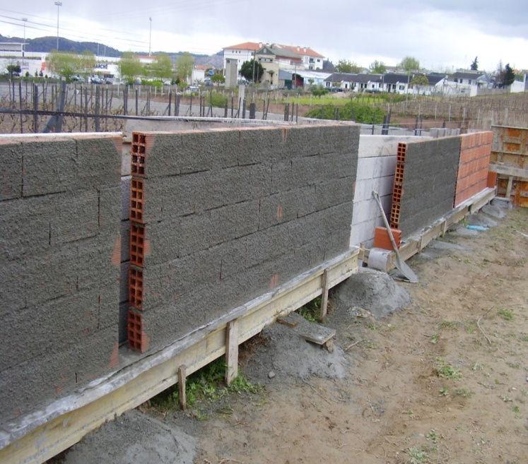 Depois das paredes construídas, realizou-se o crespido (traço 1:1, cimento e areia média) em todas as paredes, à excepção da parede H (ver Fig.