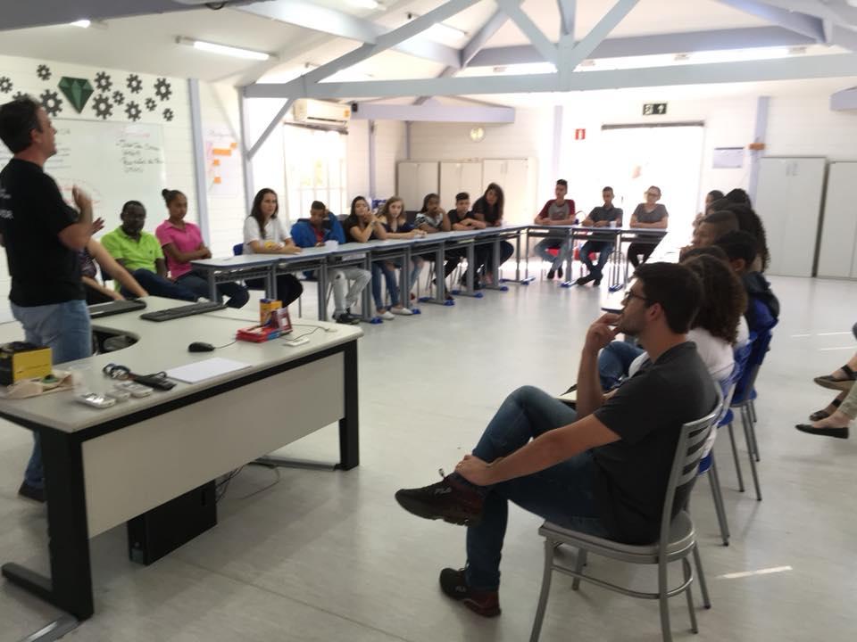 O tema é Qualidade Em 24 de abril aconteceu na Bosch o primeiro encontro dos adolescentes, do Projeto Novos Rumos, com o engenheiro de qualidade Marcelo Carraro, que também atua como educador de