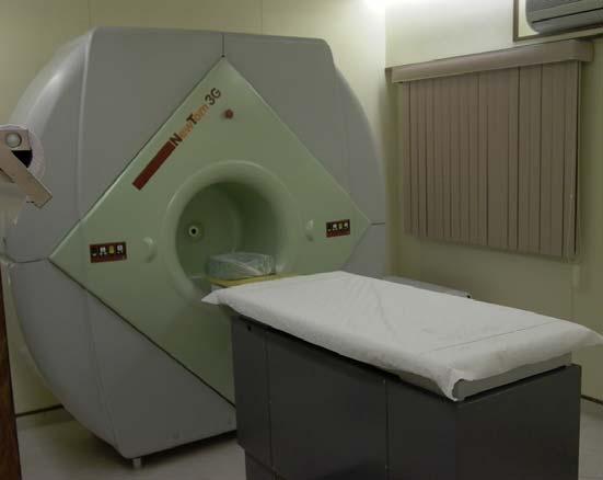 45 b) todas as tomografias deveriam ter sido obtidas no mesmo aparelho (figura 12). Figura 12 - Aparelho de tomografia utilizado para obtenção as imagens tomográficas.