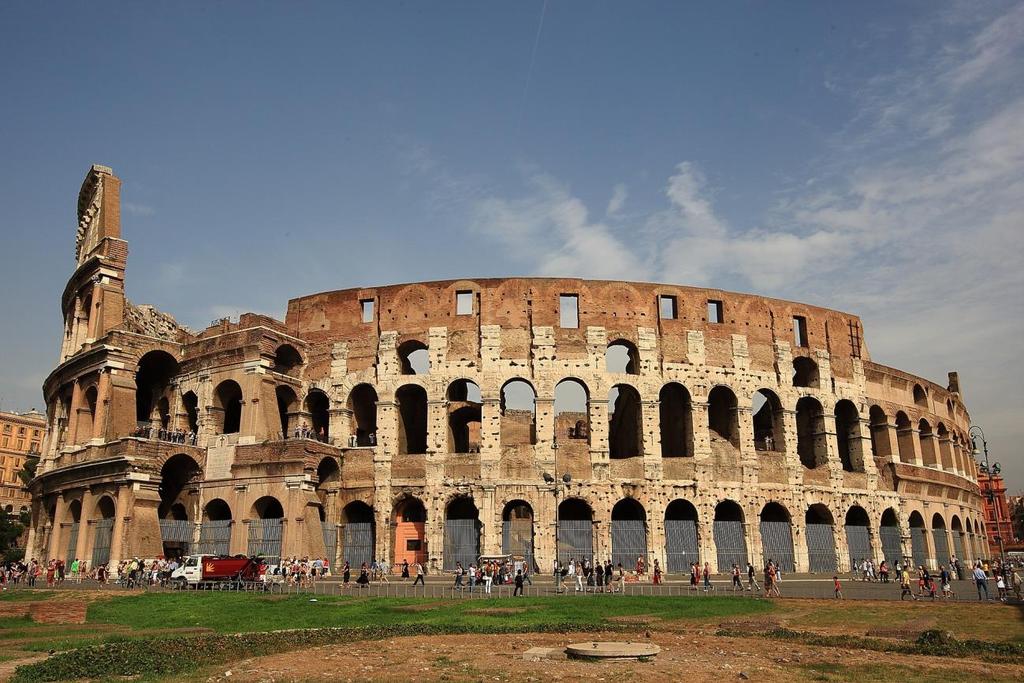 Os espetáculos gregos foram levados para Roma, onde integraram o regime de entretenimento implantado pelos governantes, que ficou conhecido como política do pão e circo.