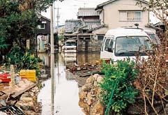 Ocorrem muitos danos causados por chuvas torrenciais súbitas quando as frentes estão estagnadas perto de Japão (principalmente no fim da estação chuvosa, em finais de julho).