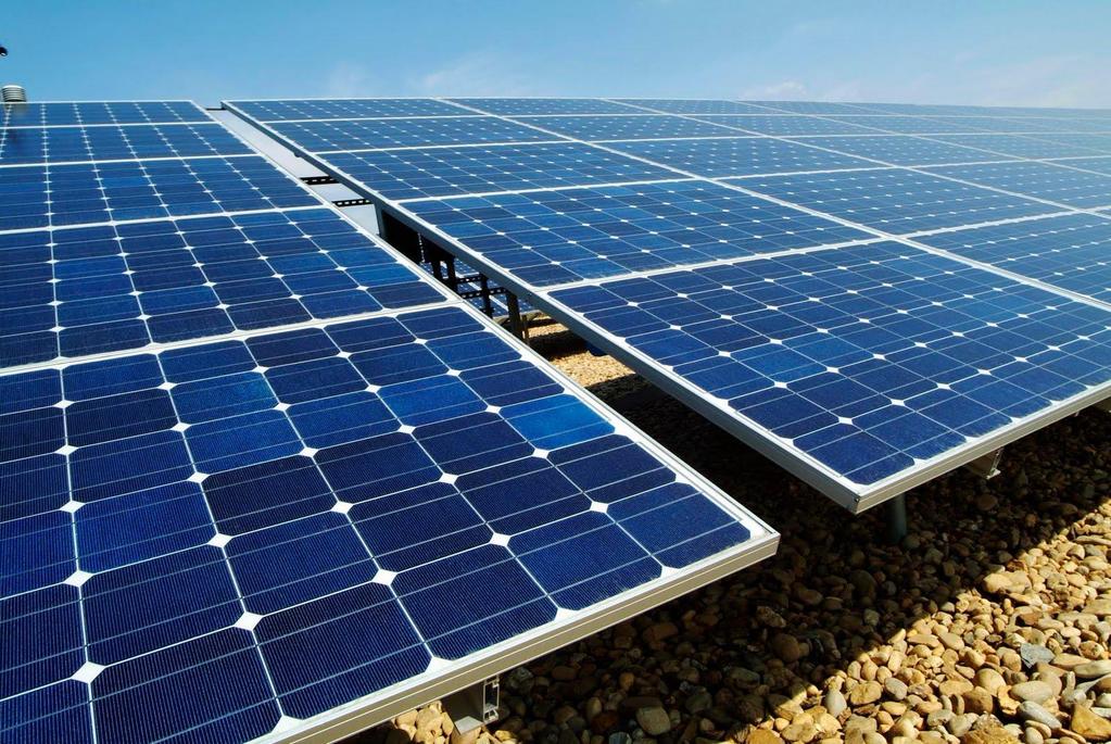 ENERGIA SOLAR A energia solar é obtida através de placas de material semicondutor, como o silício, instaladas nos telhados ou áreas externas de residências e indústrias.