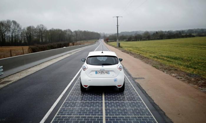 A França inaugurou recentemente a primeira estrada solar, pavimentada com painéis solares capazes de produzir energia ESTRADA SOLAR suficiente para abastecer a