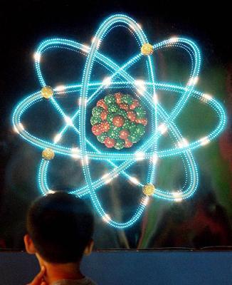 URÂNIO E A ENERGIA NUCLEAR O que é energia nuclear? Os átomos de alguns elementos químicos, como o urânio, apresentam a propriedade de, através de reações nucleares, transformar massa em energia.