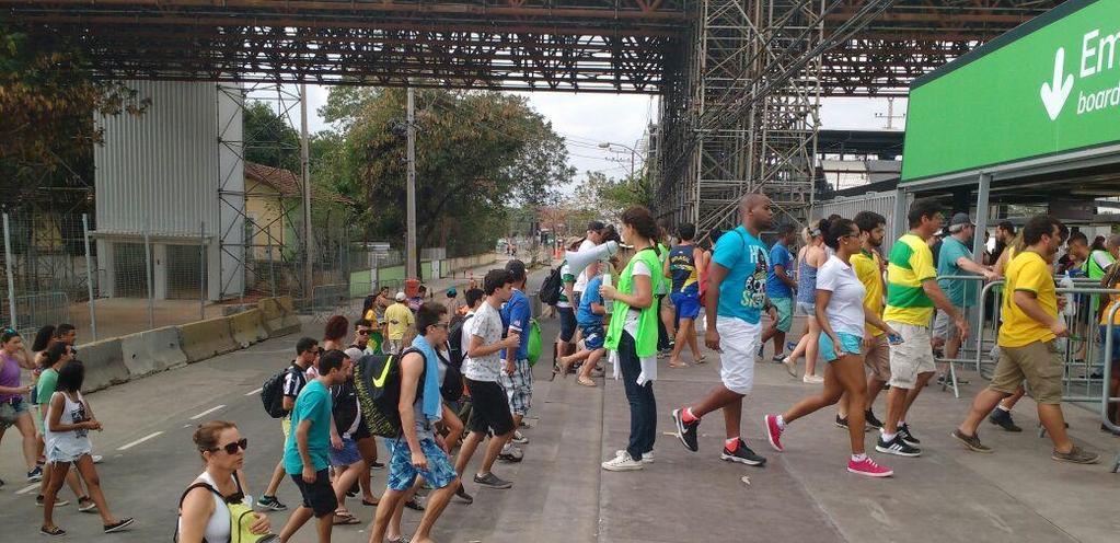 Figura 25 Estrutura temporária para embarque na estação Magalhães Bastos Para aquelas pessoas