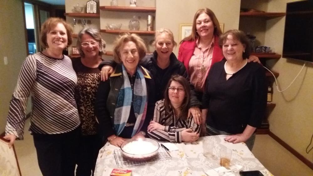 GRUPO MORASHÁ COMEMORA ANIVERSÁRIO DA MADRINHA Na noite de 13 de setembro, o grupo Morashá reuniu-se na casa da chaverá Zelda para festejar o aniversário da sua madrinha Rosinha.