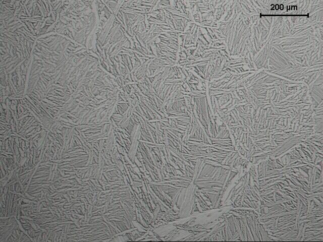 Na figura 1 é apresentada uma micrografia da liga Ti-6Al-4V como é recebida dos fornecedores. Figura 1 Micrografia da Ti-6Al-4V como recebida.