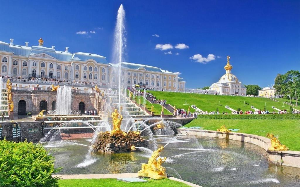 São Petersburgo Museu Hermitage - 3 horas Localizado no coração da cidade, o seu interior suntuoso é o cenário perfeito para seu acervo de