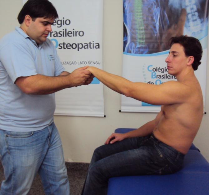 Levar o punho do paciente em flexão e realizar tração no sentido do osteopata para decoaptar enquanto os indicadores