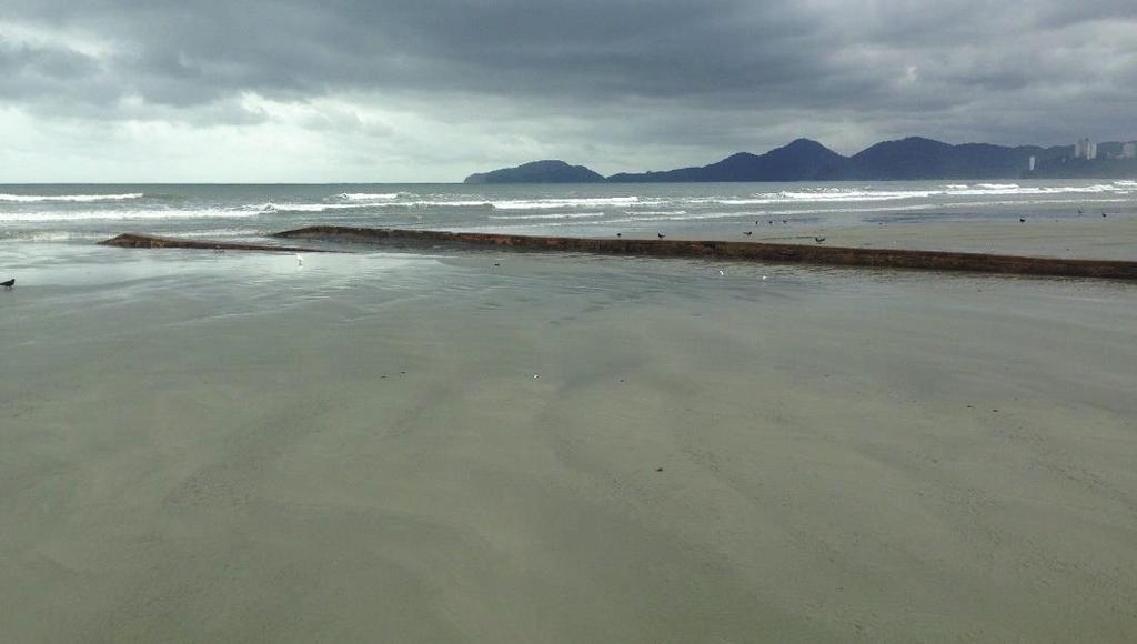 Figura 5-45 Canais de escoamento pluvial na praia de Itararé.
