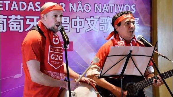 LER MAIS 3º Concurso de Canções Chinesas Interpretadas por Não Nativos O Concurso contou com a participação de 48 concorrentes, entre