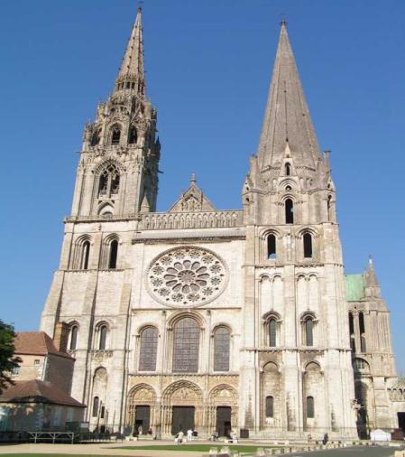 Verticalismo (substitui o horizontalismo Românico); Paredes mais leves e finas; Janelas predominantes; Mosaico Torres ornadas por rosáceas; Utilização do arco de volta quebrada; Uso de abóbadas