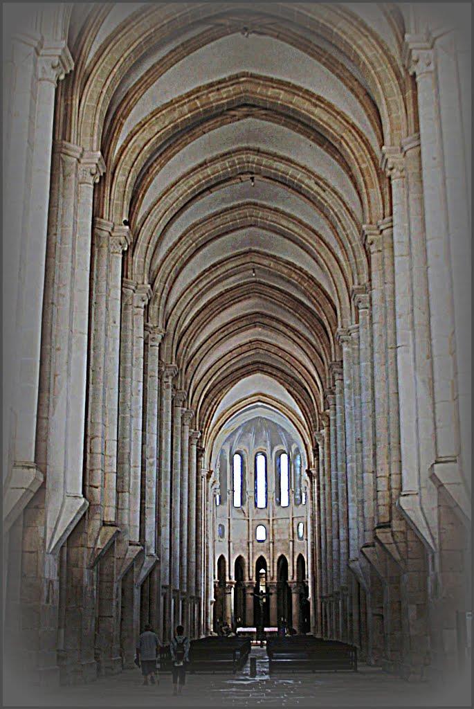 EXEMPLOS DO GÓTICO PORTUGUÊS Igreja do Mosteiro de Santa Maria de Alcobaça Elementos do Gótico rosácea e vitrais - permite grande luminosidade natural no interior,