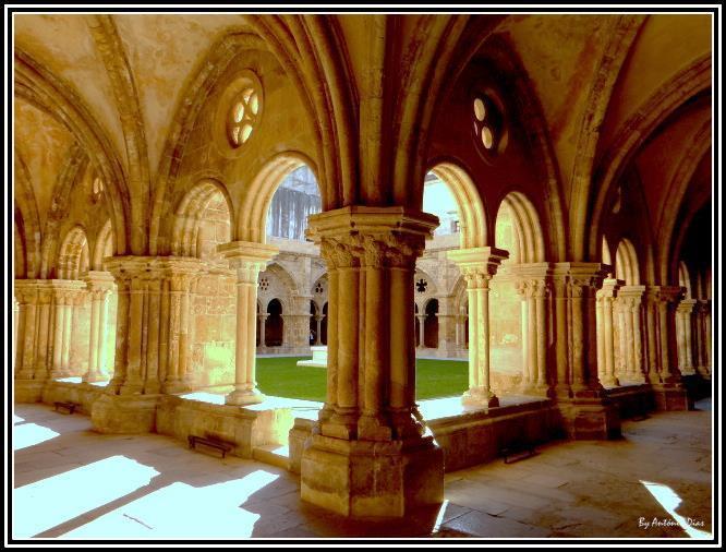 CLAUSTRO DA SÉ VELHA DE COIMBRA Arcadas de duas alas,